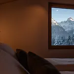 Modernes Architektur-chalet Mit Alpenpanorama