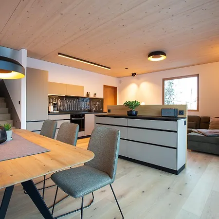 Modernes Architektur-chalet Mit Alpenpanorama